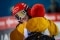 Das Bild zeigt zwei Wintersportlerinnen, die sich umarmen.