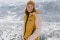 Das Bild zeigt Laura Dahlmeier vor der Kulisse der verschneiten Berge.