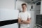 Das Bild zeigt Karl Geiger im Technikraum neben einer Viessmann Wärmepumpe