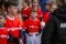 Das Bild zeigt eine Gruppe von Kindern mit FC Bayern München Trikots