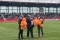 Das Bild zeigt Viessmann Climate Solutions Sponsoringleiter Georg van der Vorst und den stellvertretenden Vorstandsvorsitzenden des FC Bayern, Michael Diederich, mit den Luftballons auf dem Fußballplatz