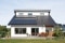 Das Bild zeigt ein Haus von außen mit einem Elektrosystem.