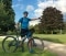 Das Bild zeigt einen Mann mit einem Fahrrad