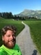 Das Bild zeigt einen Mann vor einem Wanderweg