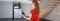 Das Bild zeigt eine Frau, die ihre Heizung per App steuert