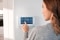 Das Bild zeigt eine Frau, die das Smart-Home-System Busch-free@home® bedient. 