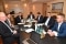 Das Bild zeigt Joint Venture für IoT-Industriestandards bei der Arbeit.
