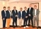 Das Bild zeigt das Gruppenfoto nach der Vertragsunterschrift. 