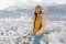 Das Bild zeigt Laura Dahlmeier in einer verschneiten Landschaft.