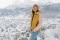 Das Bild zeigt Laura Dahlmeier vor winterlicher Kulisse.