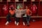 Das Bild zeigt Dayot Upamecano, Manuel Neuer und Joshua Kimmich in der FC Bayern Umkleide, eine Zeitung lesend.