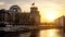 Das Bild zeigt das Bundestagsgebäude in Berlin in der Abendsonne.