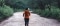Das Bild zeigt einen Jogger im Wald