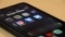 Das Bild zeigt ein Smartphone mit Social Media Apps auf dem Home Screen.